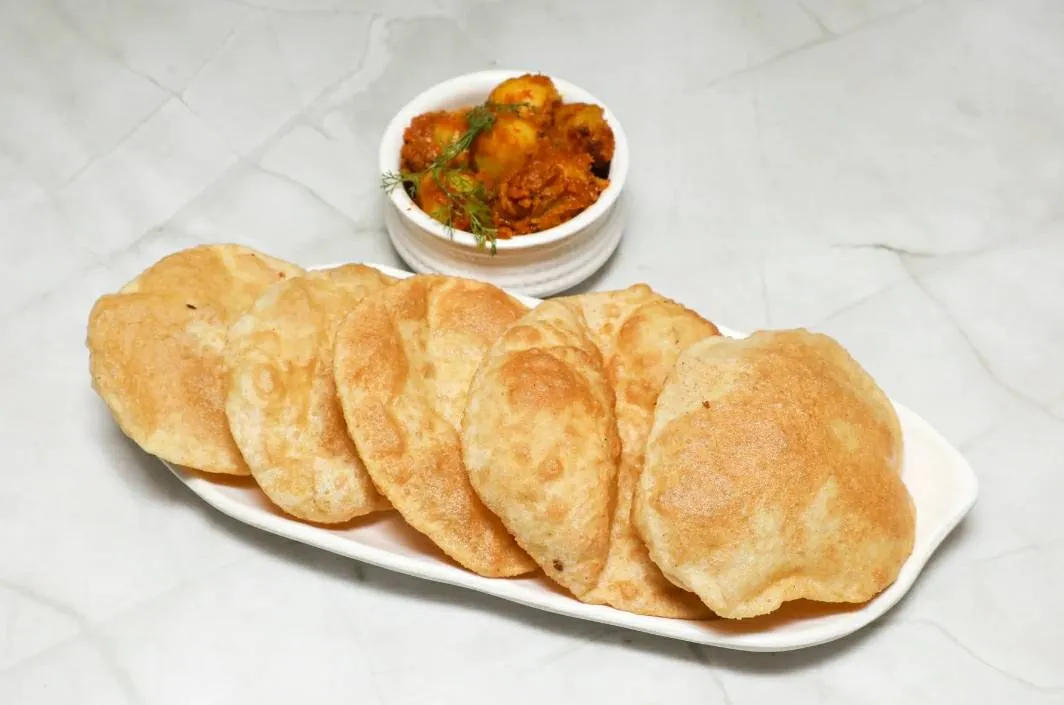 Dum Aloo & 10 Puri