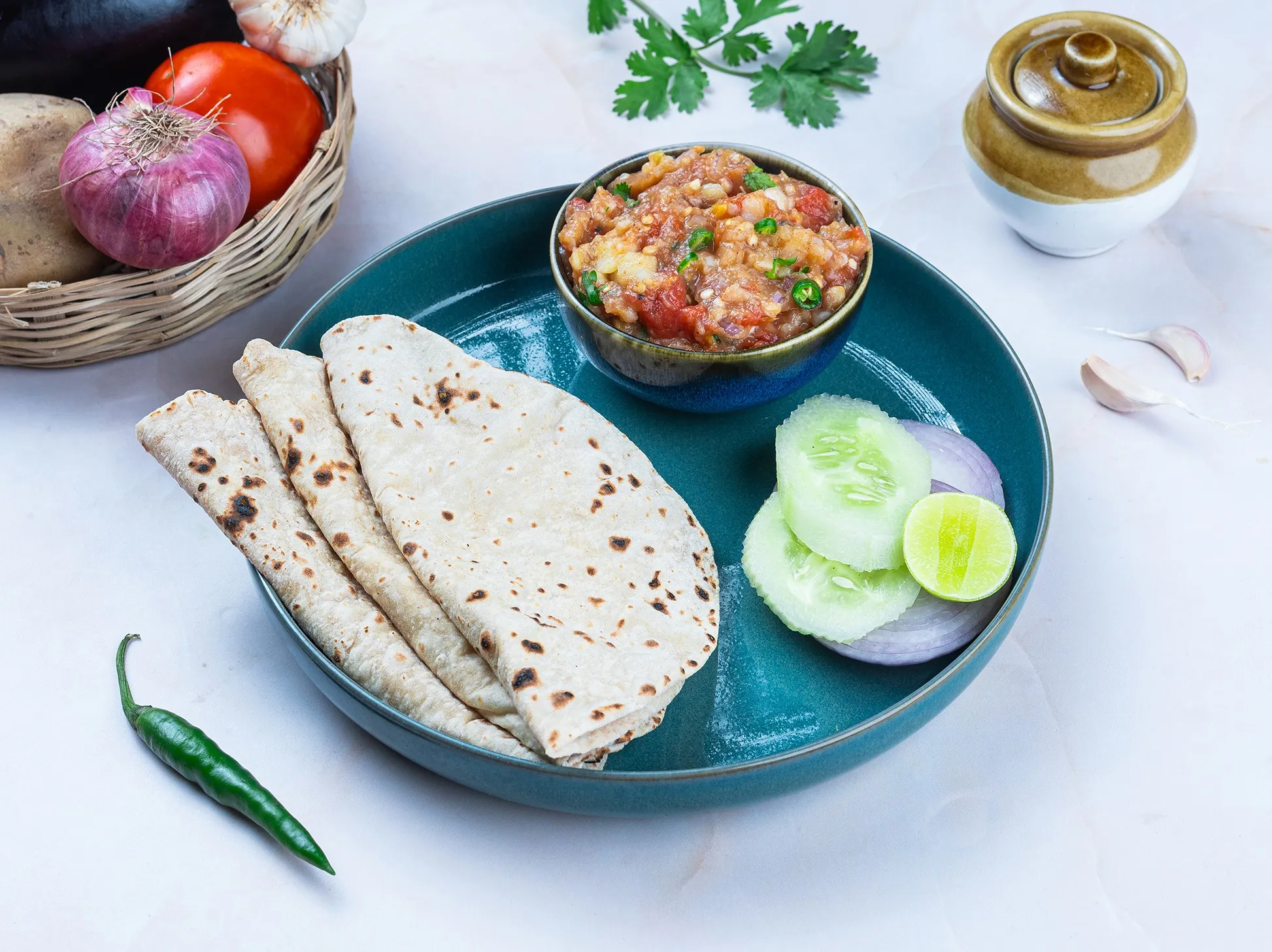 Aloo Baingan Chokha With Bread
