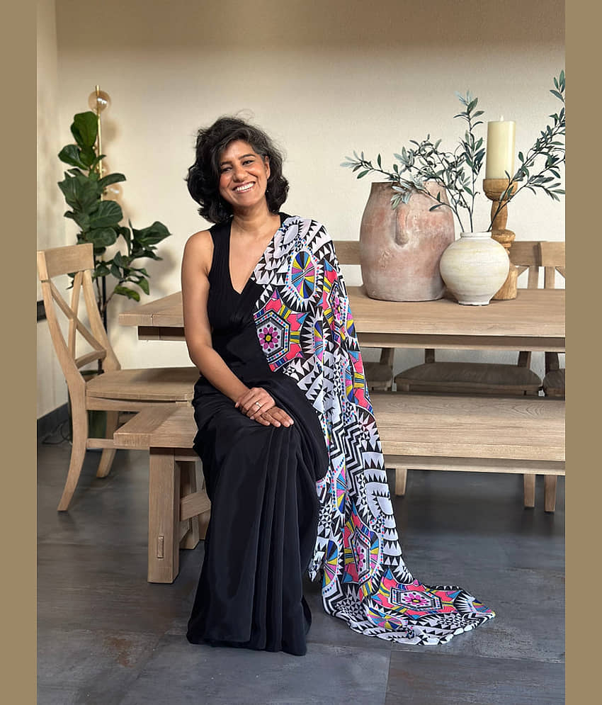 BLEESBURY Chiffon Printed Saree With Unstitched Blouse Piece ( Black ) view 2
