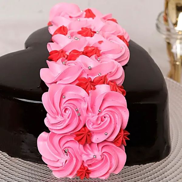 Roses On Heart Designer Cake Half Kg view 2