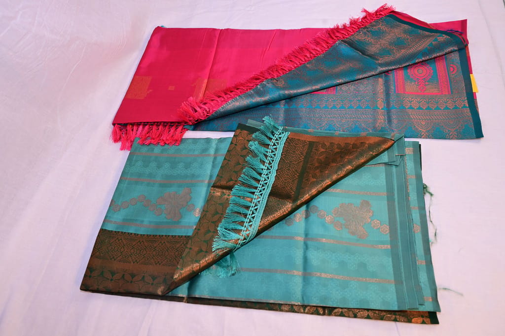 Pure Handloom Patola Silk Saree With Blouse Piece, view 2