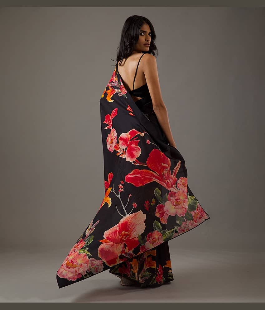 BLEESBURY Chiffon Printed Saree With Unstitched Blouse Piece ( Black,Red ) view 2