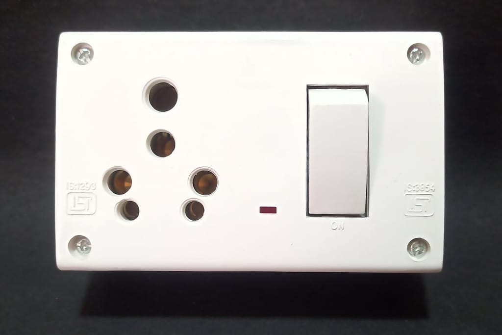 16A 1 Socket & 1 Switch Extension Box with 6A Plug & 30 Meter Wire