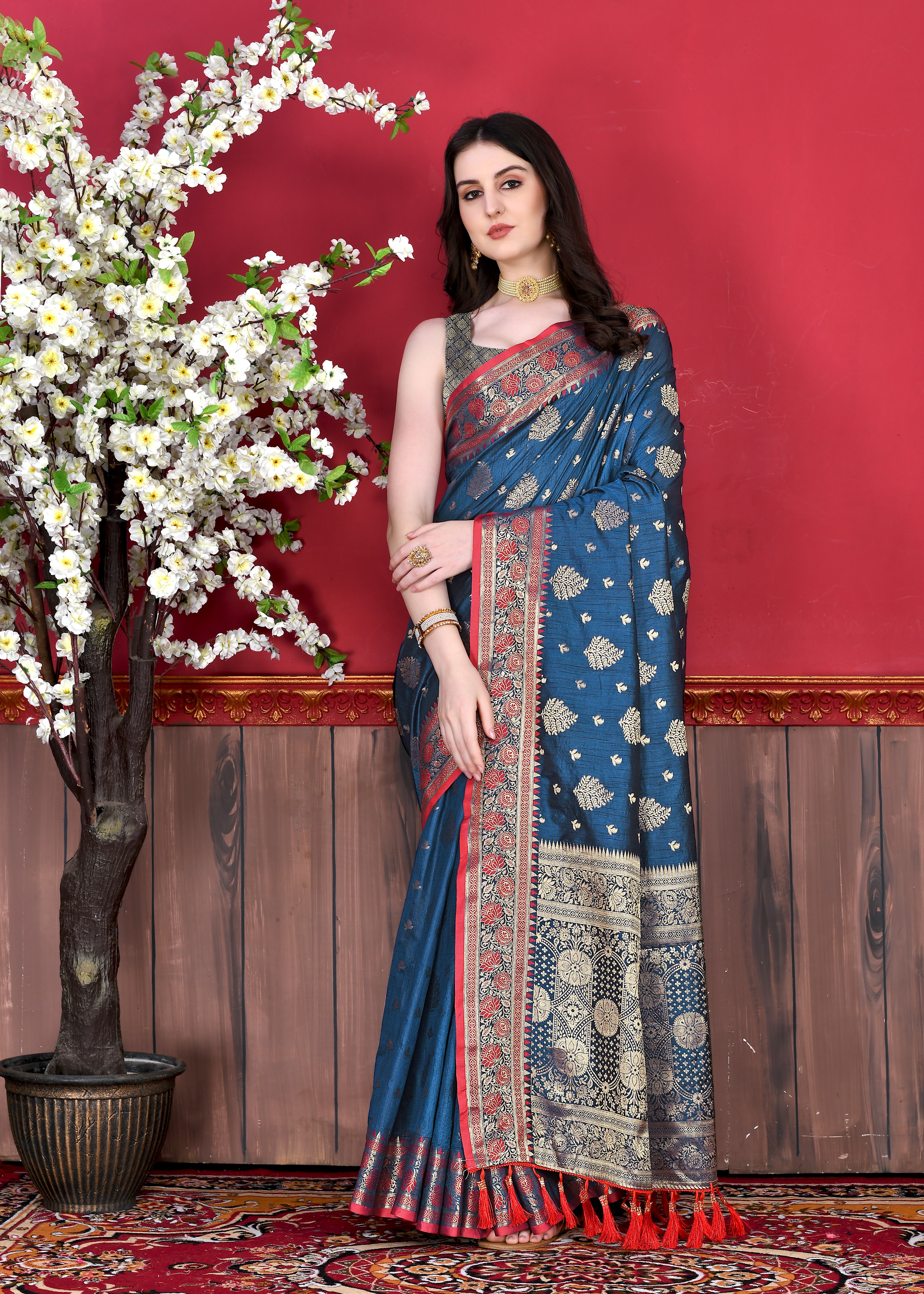 Yavira silk Women's Blue Handwoven Jacquard Saree view 2