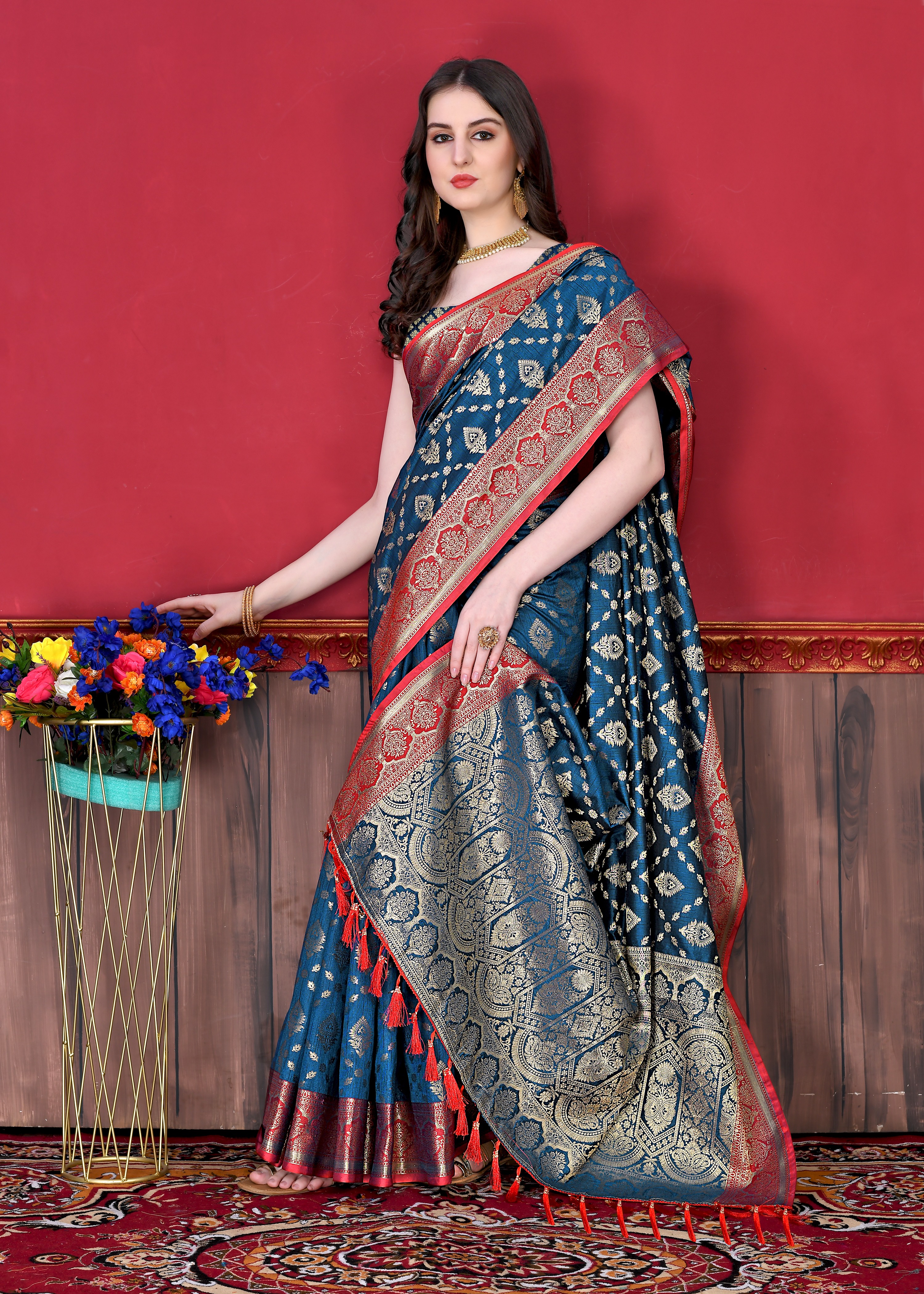 Yavira silk Women's Blue Handwoven Jacquard Saree view 2