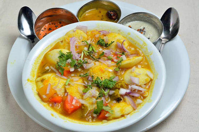 12 Mini Idles Dipped In Sambar Bowl
