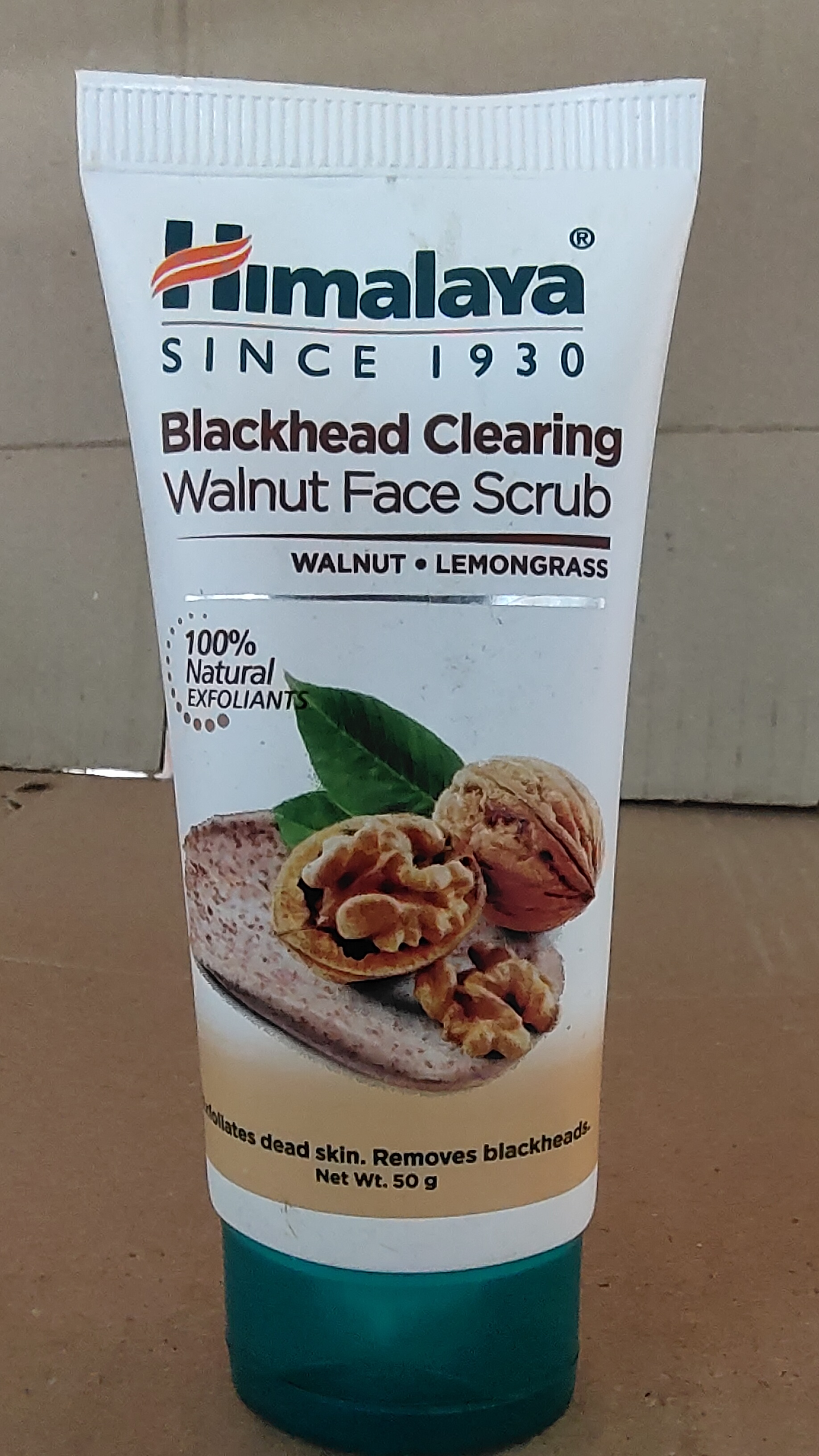 Himalaya blackhead clearing walnut face scrub